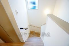 小さなお子様やご高齢の方でも安心できる、手すり付き階段。段差も低めで設定されており、安全性にも優れています。