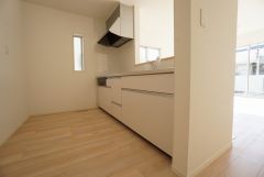 同仕様写真。対面式キッチンなのでリビングにいるご家族とコミュニケーションを取りながら洗い物や、お料理が楽しめそうですね＾＾