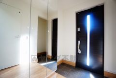採光も考えられた明るい玄関です。シューズボックスは全身鏡付きで、お出かけ前にコーディネートのチェックが出来ますね。