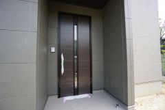 家の顔となる玄関扉がかっこいいと、たくさんの人を招き入れたくなりますね＾＾