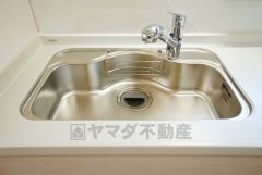 広々としたステンレスシンクには、洗剤やスポンジを収納出来るラック付き。広さも確保しているので、大きなお鍋も洗いやすいです。