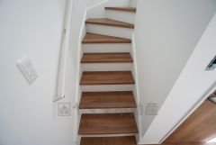 踏み場の広い手摺付き階段は、高齢の方でも安心できますね。