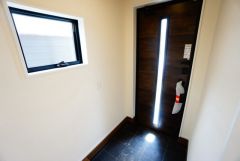 採光も考えられた明るい玄関です。たっぷり収納できるシューズボックス付きなので、家族全員の靴がきれいに整頓できます。