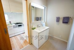 三面鏡つき洗面台。鏡裏にたっぷりとした収納スペースがあります。鏡を閉めてしまえば小物は見えないため、スッキリとした印象の洗面台にできます。