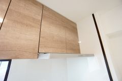 風量が弱・強と切替え可能なレンジフードが調理中の煙をしっかり吸い込みます。手元を照らすライト付きです。
