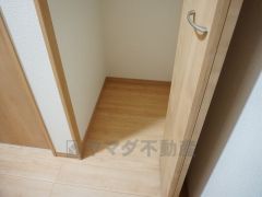 同仕様写真。掃除機や扇風機などよく使う家電や日用品、備品などの収納に便利です。