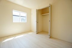暖かい日差しが差し込む洋室。たっぷり収納できるクローゼット付きでお部屋の中をすっきりと快適に保てます。
