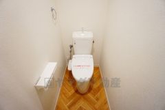 温水洗浄機付トイレです。節水機能もあるので、安心して使えますね。