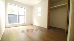 暖かい日差しが差し込む洋室。たっぷり収納できるクローゼット付きでお部屋の中をすっきりと快適に保てます。