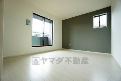 2面採光を確保した明るい室内は、風通しも良く、大変居心地の良い空間となっております。爽やかな風を感じて起きる朝は、快適生活の始まりに。