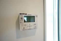 キッチン横からお湯張り、追い炊き、足し湯がボタン一つで楽々操作できる給湯機リモコンです。忙しい夕飯準備の時間帯に重宝しますね。
