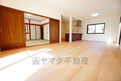 対面式キッチンを中心としたリビングダイニング。隣接する和室と合わせると30帖以上の大空間になります。