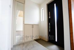 採光も考えられた明るい玄関です。シューズボックスは全身鏡付きで、お出かけ前にコーディネートのチェックが出来ますね。