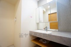 三面鏡つき洗面台。鏡裏にたっぷりとした収納スペースがあります。鏡を閉めてしまえば小物は見えないため、スッキリとした印象の洗面台にできます。