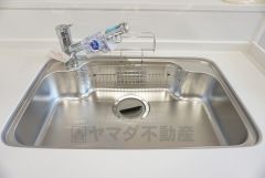同仕様写真。広々とした凸型シンクに洗剤ポケットを標準装備。大きなお鍋など洗いやすいです。