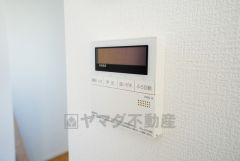 同仕様写真。キッチン横からお湯張り、追い炊き、足し湯がボタン一つで楽々操作できる給湯機リモコンです。忙しい夕飯準備の時間帯に重宝しますね。