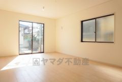 同仕様写真。大きな窓のあるリビングは、陽光あふれる明るい空間です。居心地良く、ご家族皆がゆったり寛げる憩いの空間となりそうです。