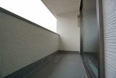 同仕様写真。陽当たりの良いバルコニーです。お洗濯やお布団干しはもちろん、日光浴スペースにも。足元は防水工事施工済です。