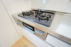 複数の調理を一度に行うことができる3口コンロ。効率よくお料理が出来ます。毎日のお料理も楽しくなりますね＾＾