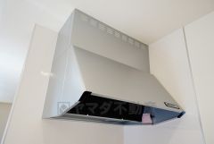 お手入れが簡単なスリム型レンジフードです。調理により発生する油煙や臭いを吸い込み、屋外へ排気してくれます。