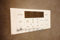 湯量・湯温の設定、そして保温までワンタッチのフルオートバス。便利な追い炊き機能付きです。