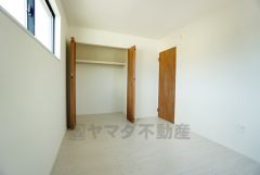 木目調のシンプルデザインで落ち着きと安らぎの空間に仕上げています。各部屋に収納が完備されているので、お荷物が増えても安心の設計です。