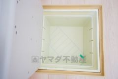 キッチンにある床下収納は、居住スペースを減らさずに買い置きの調味料や非常食などを保管することができます。