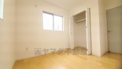 暖かい日差しが差し込む洋室。たっぷり収納できるクローゼット付きでお部屋の中をすっきりと快適に保てます。