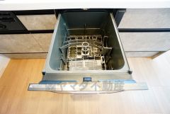 お手入れが簡単なスリム型レンジフードです。調理により発生する油煙や臭いを吸い込み、屋外へ排気してくれます。