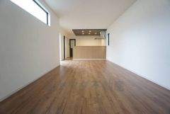 リビングは広々とした設計で、家族が集い、寛ぐ暮らしの空間を演出しています。思い思いの時間を過ごしたり、家族みんなで食事をしたり、素敵な団らんの場になりますね。