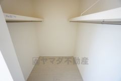 収納力豊富なウォークインクローゼット。洋服や小物などを1箇所にまとめて美しい収納を実現します。スーツケースのような大型の荷物も置けます＾＾