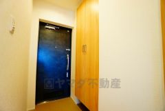 壁一面に設けた大容量のシューズクローゼットは実用性と機能性を兼ね備えています。急な来客でも、いつも整頓された玄関でお出迎えができます。