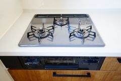 複数の調理を一度に行うことができる3口コンロ。効率よくお料理が出来ます。毎日のお料理も楽しくなりますね＾＾