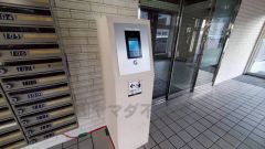 オートロックは、外部の人が自由に建物内に出入りできないため、不審者の侵入防止効果があります。