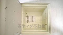 キッチンにある床下収納は、居住スペースを減らさずに買い置きの調味料や非常食などを保管することができます。