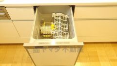 家事の時間が短縮できるフルオープンで開けやすい食器洗い乾燥機付。食事後に家族とのくつろぎタイムをしっかり取れます。