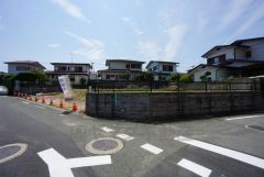 現地（2025年8月18日）撮影。大型車の通行が少なく、騒音や振動が少ないので静かで快適な生活を送れます。