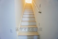 同仕様写真。小さなお子様やご高齢の方でも安心できる、手すり付き階段。段差も低めで設定されており、安全性にも優れています。