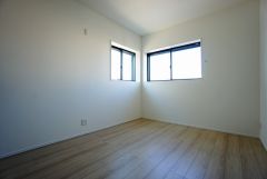 同仕様写真。2面採光を確保した明るい室内は、風通しも良く、大変居心地の良い空間となっております。日当たりがよく、子供部屋としての利用もおすすめ。