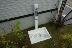 お車の洗車や外壁のお掃除をする際に便利な外水栓。