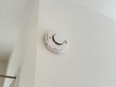 火災発生をいち早く知らせてくれる火災報知器は標準装備です。