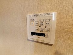 雨の日の洗濯も安心できる浴室暖房乾燥機付き浴室。リモコンで操作もボタン1つで簡単。