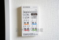 雨の日の洗濯も安心できる浴室暖房乾燥機付き浴室。リモコンで操作もボタン1つで簡単。