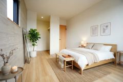 家具はイメージです。主寝室としてお使いいただけそうなこちらのお部屋は、日当たりが良く、爽やかな風を感じて起きる朝は、快適生活の始まりに。