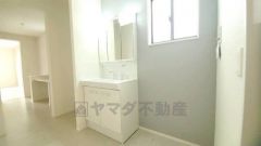 三面鏡つき洗面台。鏡裏にたっぷりとした収納スペースがあります。鏡を閉めてしまえば小物は見えないため、スッキリとした印象の洗面台にできます。