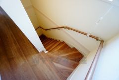 同仕様写真。小さなお子様やご高齢の方でも安心できる、手すり付き階段。段差も低めで設定されており、安全性にも優れています。