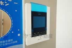 防犯性、セキュリティ対策に安心できるテレビモニター付きインターフォンです。セールスマン対策にもなり安心できます。