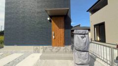 家の顔となる玄関扉がかっこいいと、たくさんの人を招き入れたくなりますね＾＾奥まって設置されており、雨にも濡れにくくなっています。