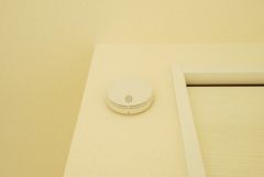 火災報知器が設置されていることで、火災の発生をいち早く感知し、就寝中や留守中でも素早く危険を知らせてくれるため、家族の安全を確保し被害を最小限に抑えられます。
