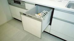 食事の後の手間を解消する食器洗い乾燥機付。冬場の洗い物で手荒れの悩みもなくなります。手洗いよりも節約できて便利。